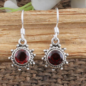 Pendientes Colgantes Vintage Hechos a Mano de Plata de Ley 925 con Granate Rojo Natural para Bodas, Aniversarios y Fiestas - Product Image 5