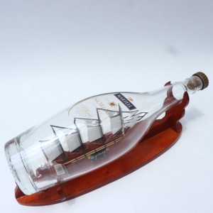 Bateau miniature en bois artisanal vintage et écologique, présenté dans une grande bouteille de vin Martell, avec une large gamme d'options de modèles de bateaux - Product Image 1
