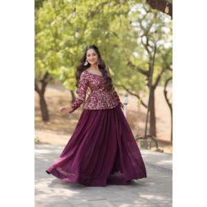 Shimmer Vichitra Pure Dyable Viscose Jacquard Avec Un Design De Fleurs Riches Et Des Paillettes Brodées Travail Lehenga Choli - Product Image 2