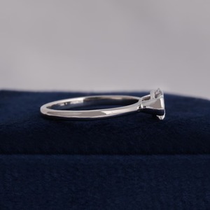 Anillo de Compromiso con Diamante Ovalado Cultivado en Laboratorio, Engaste de Media Bisel, Oro Amarillo, Joyería Elegante y Sostenible, Diseño Solitario Atemporal - Product Image 3