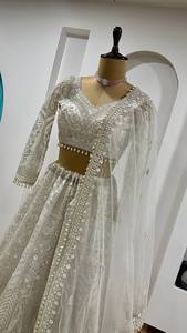 Magnifique Lehenga Choli Dupatta pour femmes, en soie filet douce de qualité supérieure, richement brodé, séchage rapide, protection solaire, idéal pour les mariages. - Product Image 2