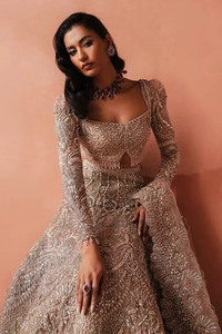 Lehnga Choli de mariée sculptural de qualité supérieure du Pakistan, rose poudré, avec des épaules rembourrées structurées et audacieuses, et des détails complexes - Product Image 2