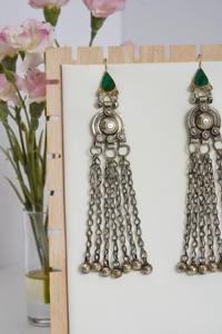 Boucles d'oreilles tribales afghanes vintage rares avec accents de pierres précieuses vert émeraude, travail délicat en filigrane argenté et pièces de monnaie rythmiques - Product Image 3