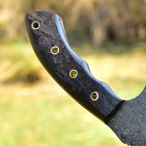 Cuchillo de camping personalizado hecho a mano con hoja dentada, acero de Damasco, mango de cuerno, funda de cuero, OEM/ODM disponible, punta de clip - Product Image 2