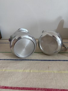 Azucarera y lechera de aluminio Picquot Ware: Diseño inglés de los años 50 - Product Image 4