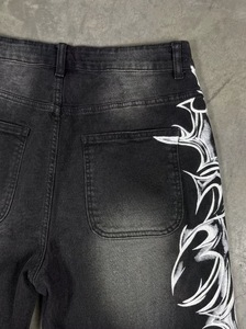Shorts imprimés noirs pour hommes, motif patchwork, taille mi-haute, style urbain, fermeture boutonnée, coupe-vent, infroissable, respirant, en tissu de coton - Product Image 2