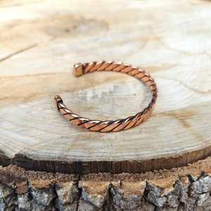 กำไลทองแดงสำหรับทุกเพศ ดีไซน์แบบตอกลายแบบเรียบง่าย เหมาะเป็นเครื่องประดับสำหรับของขวัญวันเกิดและวันครบรอบ - Product Image 5