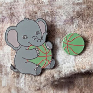 Pin de metal personalizado con diseño de animalito de zoológico, recuerdo promocional, con esmalte suave teñido. - Product Image 1