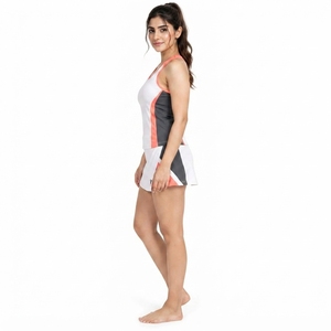 Uniforme de tenis personalizado para mujer hecho con material suave y transpirable, control de humedad, ajuste cómodo, movimiento flexible y duradero. - Product Image 3