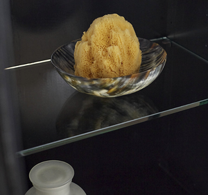 Vitrina de Dormitorio Minimalista de Madera de Caoba Sólida de Lujo Clásico con Puerta de Vidrio, Mueble Elegante para Almacenamiento de Curiosidades - Product Image 5