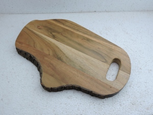 Planche à découper rectangulaire en bois au design tendance avec poignée, finition naturelle, planche de cuisine monobloc - Product Image 2