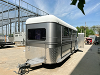 Remorque de luxe pour chevaux 3HAL-L900 à chargement oblique avec logement, canapé et moustiquaire de porte de caravane