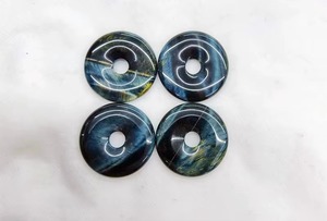 Vente en gros de pendentifs en pierre naturelle lisse et charmante, œil de tigre bleu, 40 mm, forme de donut, pour la fabrication de bijoux - Product Image 2