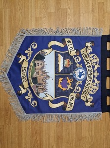 Bandera Ceremonial y Fraternal Personalizada - Diseño del Distrito Femenino de Lurgan con Borlas Plateadas y Lazos para Colgar - Product Image 2