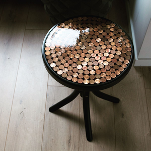 Con una base moderna de madera con listones y un tapa de resina abstracta con diseño de rayos de sol, esta mesa de centro de diseño está disponible al por mayor. - Product Image 2