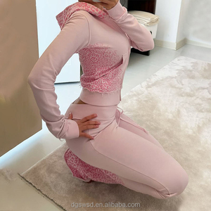 Set Loungewear Personalizzato da Donna con Stampa a Pois, Abbigliamento alla Moda, Tuta con Felpa Corta con Doppia Cerniera e Pantaloni a Zampa - Product Image 1