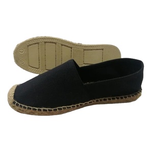 Patrón sólido Caucho natural Hecho Color negro liso Alpargatas Zapatos planos al mejor precio competitivo Nueva alpargata de estilo de verano - Product Image 1