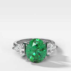 Anillo de compromiso ovalado de esmeralda al por mayor, oro de 14k y 18k, 1.35 quilates, tres piedras, moissanita verde, banda lateral, fabricación. - Product Image 5