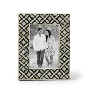 Cadre photo en résine, rectangle vertical, noir et blanc, motif géométrique, porte-photo fait main, décoration intérieure, résine faite à la main sur mesure - Product Image 1