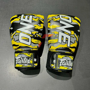 นวมชกมวย Fairtex รุ่น One ลายพิมพ์เต็มตัว สำหรับมวยไทยมืออาชีพ หนังวัวแท้ ป้องกันรังสียูวี พร้อมเชือกผูกข้อมือ - Product Image 2