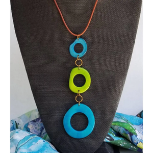 Collier fait main en perles de résine multicolores, nouveau design, best-seller, avec pendentif en métal - Product Image 2