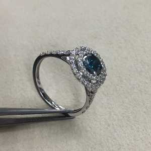 Anillo de Compromiso y Boda con Diamante Natural Blanco y Azul de Corte Redondo de 1.26 Ct para Mujer, Plata de Ley 925, Venta al Por Mayor - Product Image 4