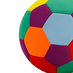 Apportez la joie du football à l'intérieur avec cette balle de football rembourrée douce. Cette balle rembourrée taille 4 est idéale pour jouer en toute sécurité à l'intérieur. - Product Image 2