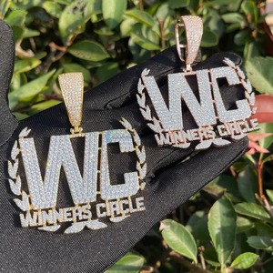 จี้เพชรโมอิสซาไนต์ทรงวงกลม WC Winners Circle ชุบทองคำขาว 18K พร้อมจี้ตัวอักษร ดีไซน์หรูหรา สไตล์ฮิปฮอป ประดับเพชรเต็มตัว จี้ตัวอักษรสั่งทำได้ - Product Image 1
