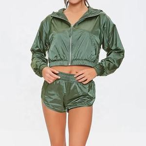 Survêtements pour femmes avec logo personnalisé du fabricant, coupe-vent en nylon de haute qualité, haut court zippé, ensembles de jogging légers pour femmes - Product Image 3