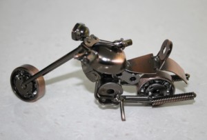 Modelo de Motocicleta Chopper de Metal Vintage Hecho a Mano |   Escultura de Bicicleta de Hierro Reciclado Industrial para Decoración de Mesa y Regalos B2B - Product Image 5