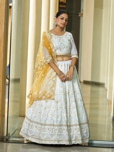 Ensemble Lehenga Choli pour femme en Georgette blanc et jaune moutarde, avec broderies Zari, fils et miroirs, et dupatta en résille lourdement brodée, W - Product Image 2