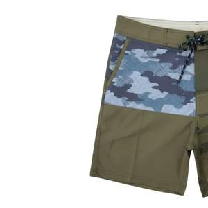 Shorts de bain camouflage vert respirant avec logo personnalisé, nouveau design multi-panneaux pour l'été, shorts de plage - Product Image 3