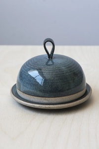 Mantequillera Artesanal en Forma de Cúpula con Acabado Liso, Plato Compacto para Servir, Elegante Contenedor de Mantequilla para Exhibición en la Cocina - Product Image 4