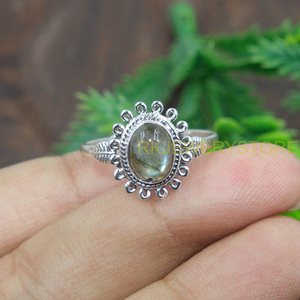 Anillo de Labradorita Natural con Plata de Ley 925, Anillo Hecho a Mano con Cabujón Ovalado, Joyería de Diseño Boho Vintage para Mujer - Product Image 6
