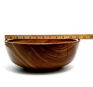 ชามสลัดไม้กระถินขนาดใหญ่พิเศษ ขัดเงา ทำด้วยมือ หรูหรา พร้อมอุปกรณ์เสิร์ฟไม้แบบยั่งยืนสำหรับงานปาร์ตี้ โดย UO - Product Image 4