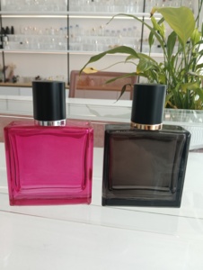 ขวดน้ำหอมขายส่งในสต็อก 30 มล. 50 มล. 100 มล. ขวดน้ำหอมแก้วเปล่าทรงแบนหรูหรา ดีไซน์โดดเด่น พร้อมฝาแม่เห<span class=keywords><strong>ล</strong></span>็ก - Product Image 6