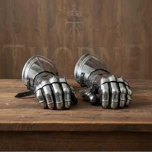 Guantes de acero inoxidable Thorne, plateados, diseño de armadura antigua, forma irregular, para exhibición de artesanías metálicas - Product Image 1
