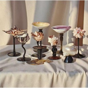 Un verre à vin attrayant en forme de coquillage marin et en verre, un excellent cadeau pour les amateurs de vin. - Product Image 3