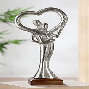 Escultura de aluminio fundido a mano que revela una calma escultural a través de una geometría disciplinada, una superficie táctil y una profundidad visual. - Product Image 6