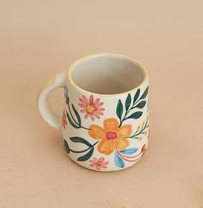 Juego de tazas de café de cerámica pintadas a mano con diseño floral, acabado brillante y asa cómoda para uso en el hogar, cocina, té y café. - Product Image 4