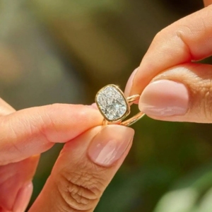 Bague de fiançailles solitaire en or jaune 14K avec diamant de laboratoire taille coussin serti clos 3 carats, certifiée IGI, bijou pour demande en mariage - Product Image 4