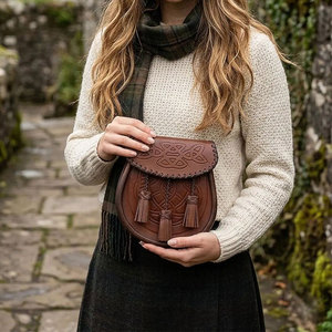 Bolso Sporran de Cuero Marrón Hecho a Mano - Nudo Celta Grabado, Borlas, Bolsa Rústica para Atuendo Highland - Product Image 1