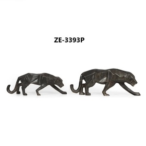 Escultura de Hierro Hecha a Mano Moderna, Pieza Decorativa Elegante para un Diseño Interior Sofisticado de Sala de Estar Residencial Contemporánea - Product Image 1