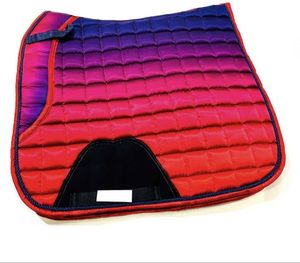 SHINNING MANUFACTURERS Tapis de selle de luxe matelassé arc-en-ciel en polaire polyester pour le saut d'obstacles et le dressage, léger et personnalisable - Product Image 1