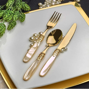 Couverts de luxe plaqués or avec des poignées crème de qualité supérieure, ornées de motifs dorés élégants. Disponibles à prix de gros. - Product Image 3