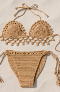 Conjunto de Bikini Tejido a Crochet – Traje de Baño Boho con Flecos en Tono Dorado - Product Image 2