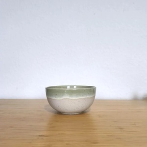 ชามเซรามิกทรงลึก ดีไซน์เรียบง่าย สีเขียวมะกอกเคลือบลายจุด ทนทาน ปลอดภัยสำหรับอาหาร เหมาะสำหรับการรับประทานอาหารในทุกวันในสไตล์โมเดิร์น - Product Image 2