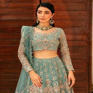 Trajes de boda de fiesta Lehenga Choli de Organza de 3 piezas bordados de lujo para mujer por Ramsha Volume para toda la venta - Product Image 3