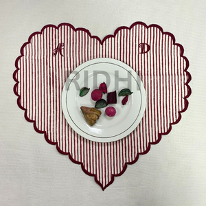 Sets de table personnalisés en lin rouge brodé, sets de table monogrammés pour mariage, hôtel et événements, vente en gros de sets de table en lin à bord festonné - Product Image 6