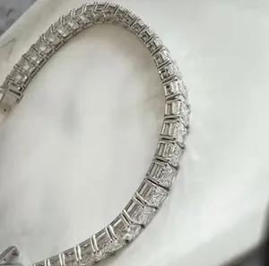 Pulsera de compromiso Tishya con moissanita de corte brillante redondo de 5x3mm, engaste de bisel, plata de ley chapada en oro, 22g - Product Image 3